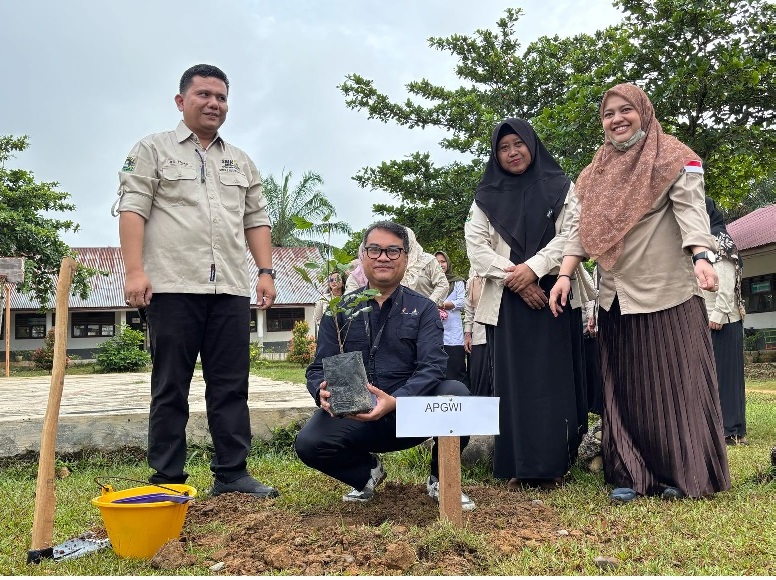 Head External Relation PT APGWI Doly Simbolon melaksanakan penanaman pohon di halaman SMKN 1 Hutaraja Tinggi, Kecamatan Hutaraja Tinggi, Kabupaten Padang Lawas, Kamis  (24/4/2025).