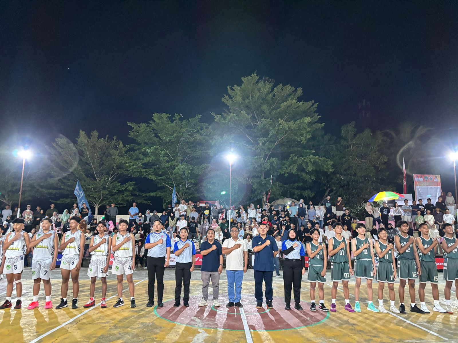 Tim SMAN 1 Ujung Batu Putra dan Putri melakukan selebrasi usai menjadi champion dan mengawinkan gelar juara di ajang Riau Pos-Honda Student Basket League (HSBL) 2025 Seri Ujung Batu, Sabtu (26/4/2025)