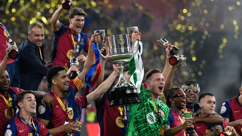 Barcelona mengangkat trofi Copa del Rey untuk ke-32 kalinya dan memecahkan rekor usai mengalahkan Real Madrid 3-2 pada partai final di Sevilla.