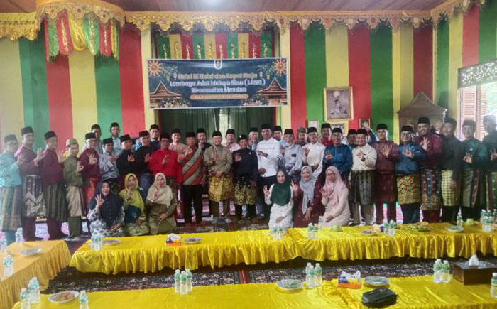 Pengurus LAMR Kecamatan Mandau menggelar acara halalbihalal bersama pengurus, serta pemerintah kecamatan hingga kelurahan yang diadakan di Gedung Balai Adat LAMR Mandau, Ahad (26/4/2026).