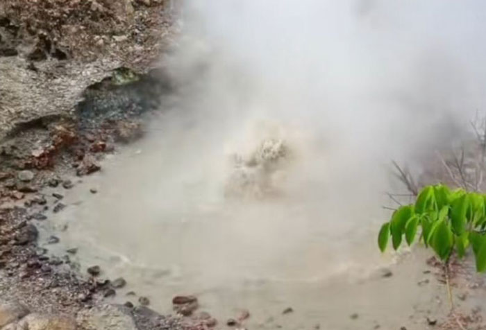 Semburan lumpur panas muncul di Desa Roburan Dolok Mandailing Natal (Madina), Sumut.