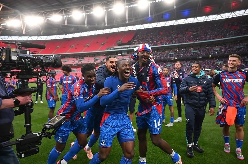 Pmeain Crystal Palace meluapkan kegembiraan setelah lolos ke final Piala FA dengan mengalahkan Aston Villa 3-0 pada semifinal di Wembley.