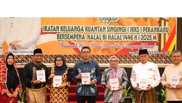 Pj Sekda Kuansing dr H Fahdiansyah SpOg bersama Asisten III Bidang Administrasi Umum Raja Eli, Wabup Kampar Dr Hj Misharti, Ketua Umum IKKS Pekanbaru terpilih Raja Rusdianto, Sekwan Drs Napisman