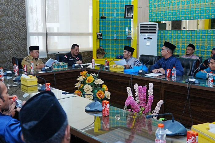 Wabup Siak Husni Merza dan Asisten III Rozi Chandra menerima audiensi Perwakilan Forum Honorer R2-R3 Non-ASN Database BKN Kabupaten Siak di Ruang Rapat Pucuk Rebung, Kantor Bupati Siak