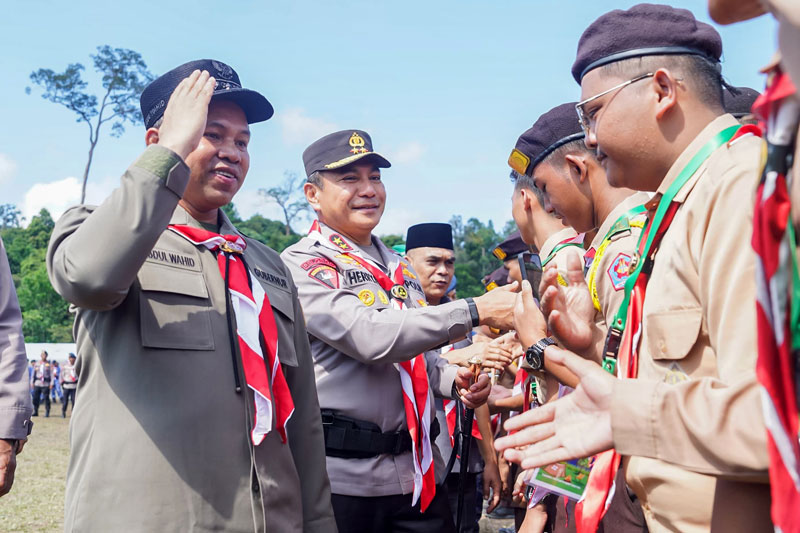 Gubernur Riau Abdul Wahid (kiri) didampingi Kapolda Irjen Pol Herry Heryawan (dua kiri), dan Ketua DPRD Riau Kaderismanto (tiga kiri) menyalami para peserta Jambore Karhutla.
