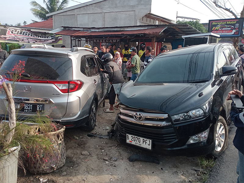 Dua mobil yang bertabrakan di Jalan Cipta Karya Panam, Senin (28/4/025).