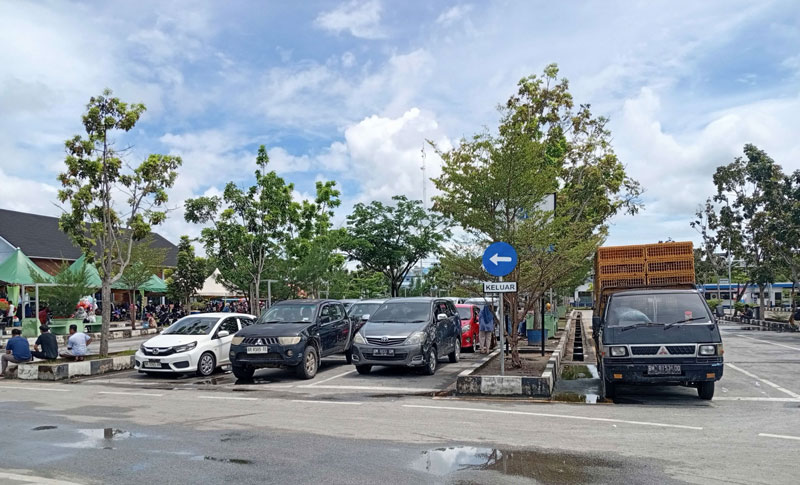 Sejumlah kendaraan antre saat akan menyeberang menggunakan kapal Ro-Ro, baru-baru ini. Dishub Bengkalis bakal membatasi kendaraan kafilah yang masuk ke Pulau Bengkalis pada MTQ tingkat Provinsi Riau.