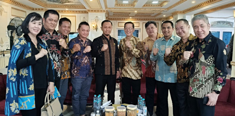 Wako Pekanbaru Agung Nugroho (lima kiri) foto bersama Ketua Panitia Waisak Bersama 2569 BE, Ket Tjing (lima kanan) dan jajaran usai audiensi, Jumat (25/4/2025).&nbsp;
