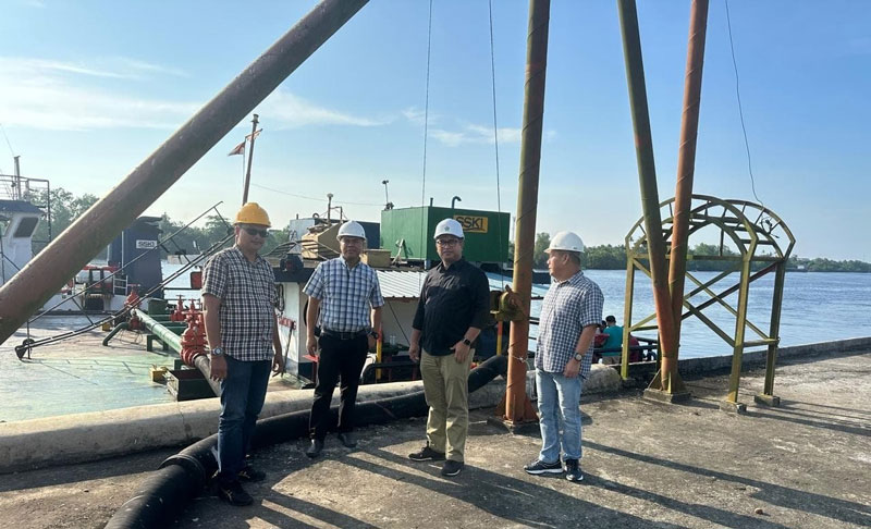 Regional Management PTPN IV Regional III saat meninjau proses pengiriman 4.900 ton CPO dari pelabuhan TUKS ITMS Kabupaten Siak, beberaoa hari lalu.