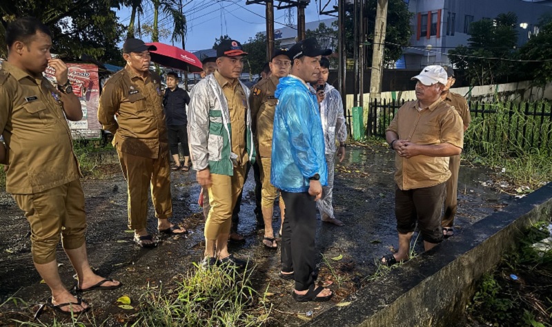 Wako Pekanbaru Agung Nugroho didampingi Pj Sekdako Pekanbaru Zulhelmi Arifin dan Plt Kadis PUPR Pekanbaru Edward Riansyah meninjau langsung titik lokasi banjir di Simpang Pasar Pagi Arengka.