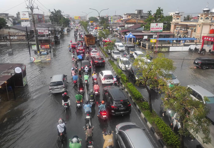 Kemacetan ruas Jalan Hr Soebrantas dampak Banjir, usai hujan intensitas tinggi mengguyur Kota Pekanbaru, Senin (28/4/2025) sore.