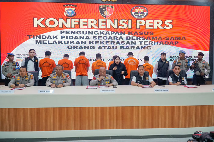 Wakapolda Riau Brigjen Pol Jossy Kusumo (tengah) didampingi Kabid Humas Polda Riau Kombes Pol Anom Karibianto, Dirkrimum Kombes Pol Asep Darmawan, Kapolresta Pekanbaru Jeki Rahmat M (kiri) saat ekspos