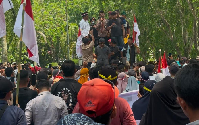 Massa aksi Aliansi Masyarakat Siak turun ke jalan datangi KPU dan Bawaslu tolak PSU jilid II dan meminta KPU dan Bawaslu ungkap kebenaran dan fakta saat sidang MK, Senin (28/4/2025).