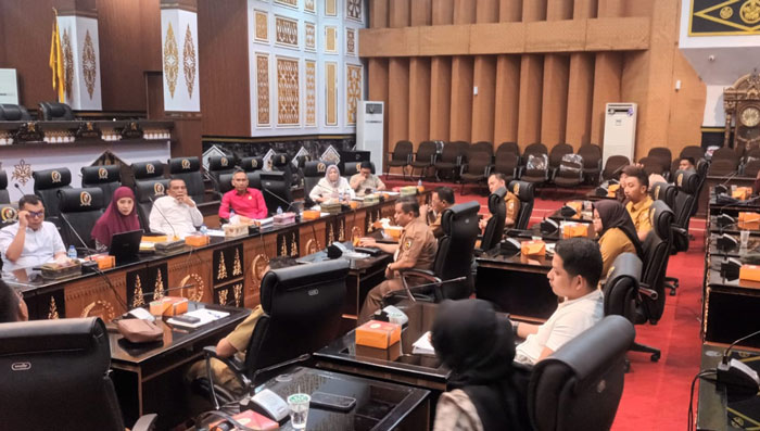 Hearing Komisi III bersama mantan karyawan yang ijazahnya ditanan dan juga Disnaker Provinsi Riau dan Kota Pekanbaru, Senin (28/4/2025).