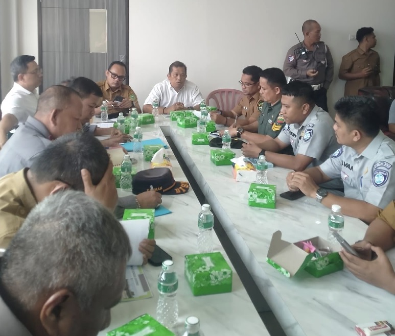 Kadishub Riau Andi Yanto (tengah) bersama Pemkab, Polres Rohul dan Dinas PUPRPKP Riau dan instansi lainnya memimpin rapat penutupan Jembatan Sei Rokan di Kantor Camat Ujung Batu. Senin (28/4/2025).
