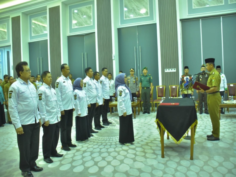 Bupati Kampar Ahmad Yuzar melantik 50 orang pengurus BNK Kabupaten Kampar di Balai Bupati Kampar, Bangkinang, Senin (28/4/2025).
