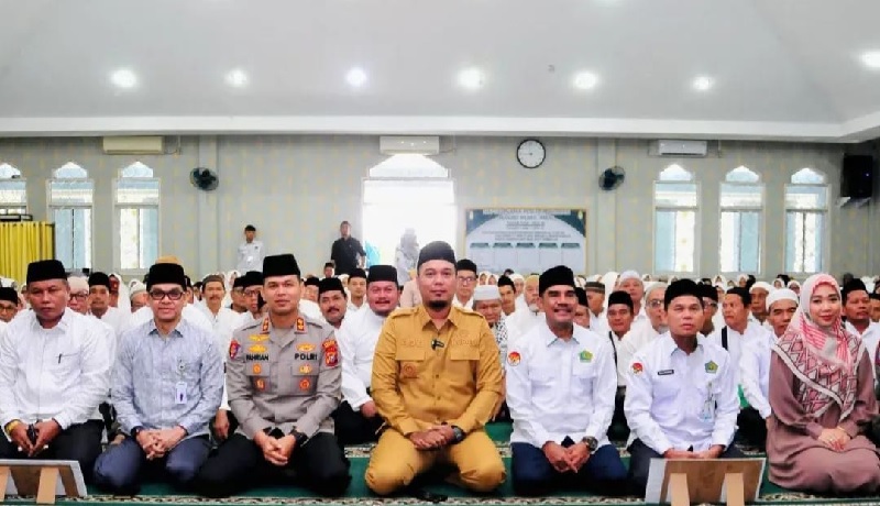Bupati Inhu Ade Agus Hartanto SSos MSI, Kakan Kemenag Inhu DR H Darwison MA, Kapolres Inhu AKBP Fahrian Saleh Siregar SIK MSI foto bersama dengan JCH Inhu, baru-baru ini.
