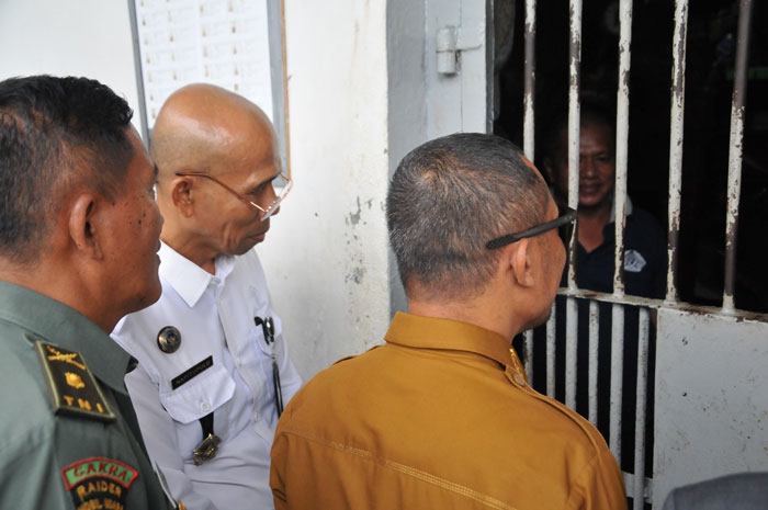 Kalapas Bengkalis Kriston Napitupulu bersama Wabup Bengkalis Bagus Santoso meninjau langsung blok hunian Lapas, Senin (28/4/2025).