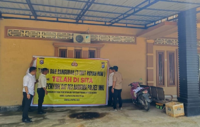 Penyidik Polres Inhu menyita rumah milik Mak Gadi atas perkara TPPU atas kasus penyalahgunaan Narkotika, Senin (28/4/2025).