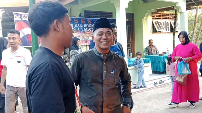 Anggota DPRD Rohil Basiran Nur Efendi SE MIP berbincang bersama warga usai pelaksanaan reses di Kepenghuluan Pedamaran, Pekaitan, Ahad (27/4/2025).