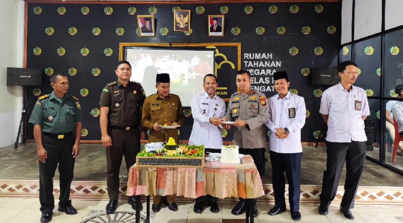 Kepala Rutan Kelas IIB Rengat, Ridar Firdaus Ginting Amd IP SH menyerahkan potongan tumpeng kepada Forkopimda, Senin (28/4/2025)