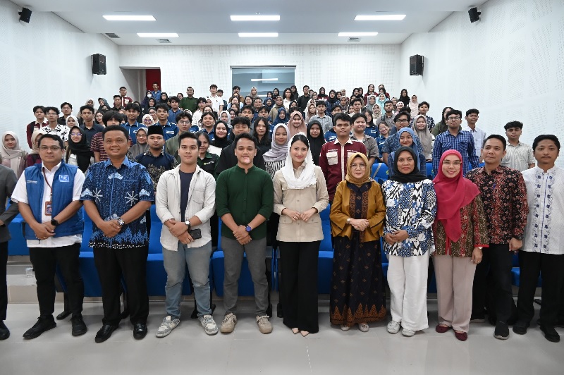 Wamendag RI Dyah Roro Esti foto bersama Dekan FEB, Dr Hj Alvi Furwanti Alwie, Wakil Rektor Bidang Kemahasiswaan dan Alumni Unri Prof Dr Hermandra dan mahasiswa usai memberikan kuliah umum.