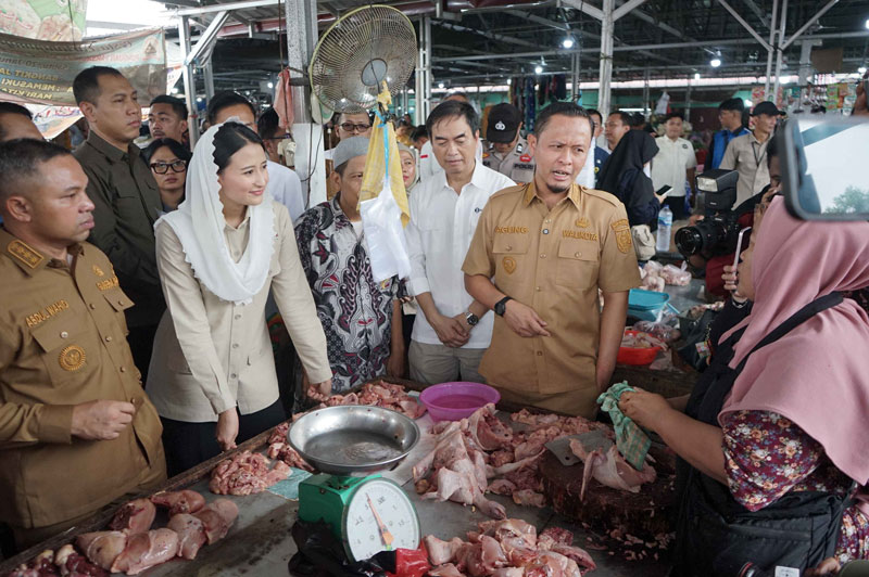 Wakil Menteri Perdagangan Dyah Roro Estu Widya Putri (dua kiri) didampingi Gubernur Riau Abdul Wahid (kiri), Wali Kota Pekanbaru Agung Nugroho.