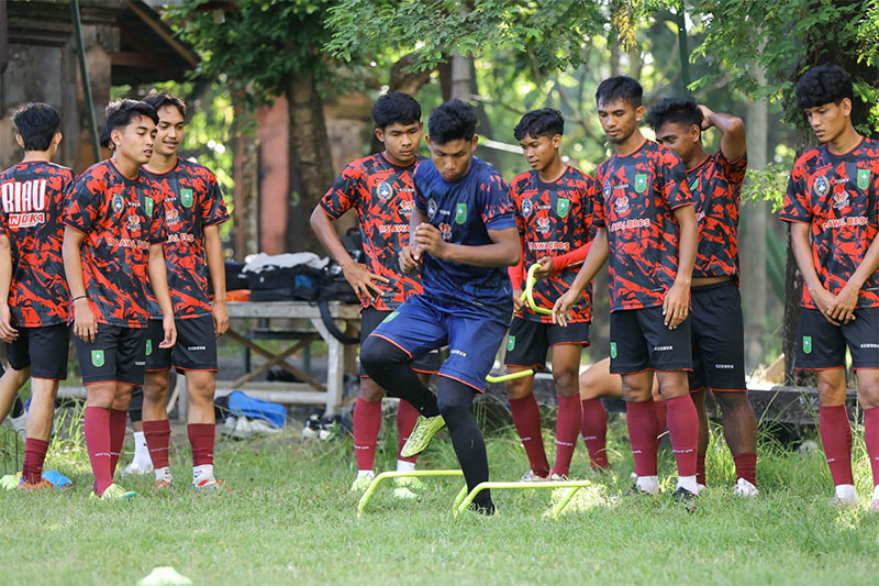 Pemain Pekanbaru FC melakukan pemanasan saat latihan di Denpasar, Bali, Selasa (29/4/2025).