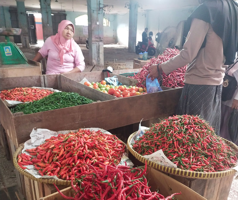 Seorang pedagang cabai melayani pembeli di Pasar Terubuk Bengkalis, Senin (28/4/2025). Harga cabai dan bawang merah terpantau masih tinggi.