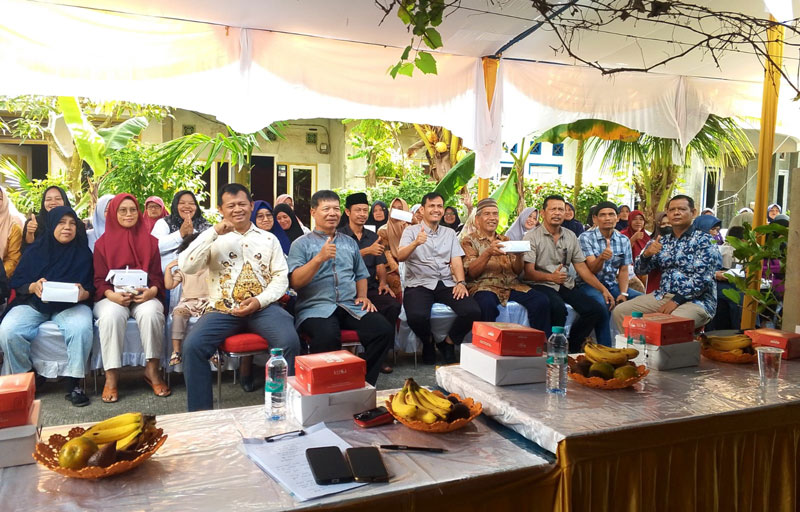 Anggota DPRD Kota Pekanbaru Firman SE MSi foto bersama dengan tokoh masyarakat dan warga Simpang Tiga, Kecamatan Bukit Raya, Jumat (25/4/2025).