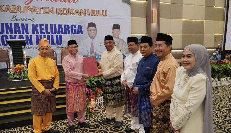 Bupati Rohul Anton ST MM menerima masukan terhadap usulan pembangunan strategis dari Ketua HKR Pekanbaru Prof Junaidi dalam acara halalbihalal Pemkab Rohul bersama HKR di Hotel Pangeran Pekanbaru.