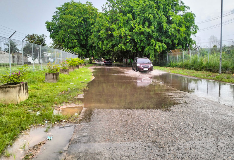 Jalan MH Thamrin, Kota Dumai tergenang banjir usai diguyur hujan deras, Senin (28/4/2025).