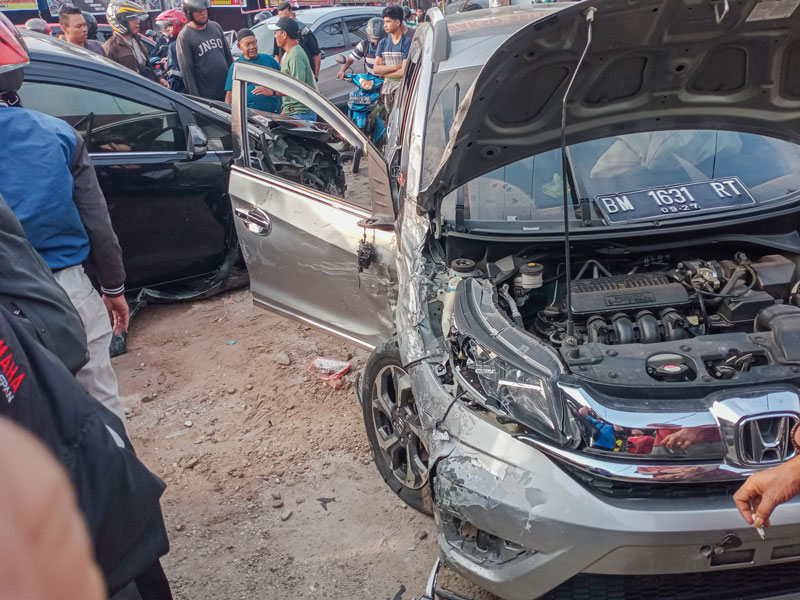 Dua unit mobil minibus tabrakan di Jalan Cipta Karya, Kecamatan Tuah Madani, Pekanbaru, Senin (28/4/2025). Kedua kendaraan mengalami kerusakan parah.
