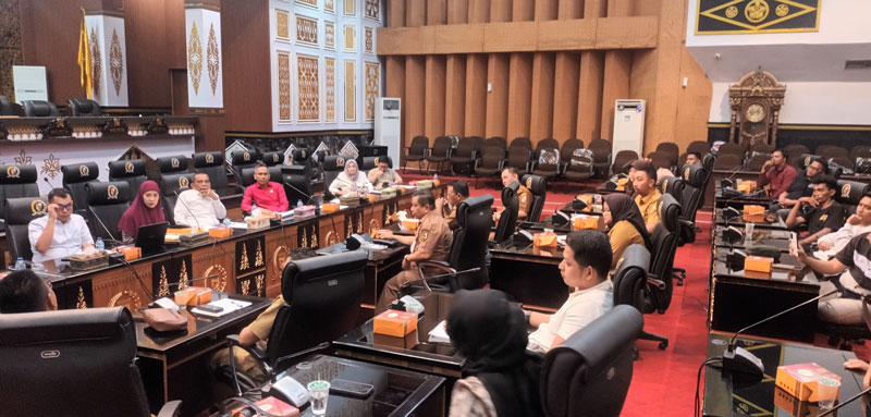 Suasana hearing Komisi III DPRD Pekanbaru dengan mantan karyawan yang ijazahnya ditahan, perwakilan dari Disnaker Provinsi Riau dan Disnaker Pekanbaru, Senin (28/4/2025).