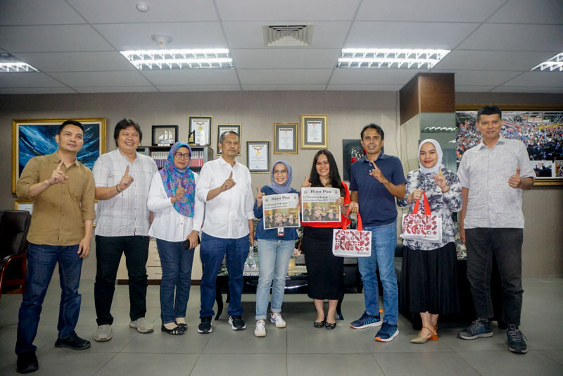 Wakil Pemimpin Redaksi Riau Pos Abdul Gapur, Penanggungjawab Iklan Riau Pos T Rasmin, Manajer Pemasaran Riau Pos Abdul Kadir Bey, Manajer Human Resource General Affair Riau Pos Lastriani.