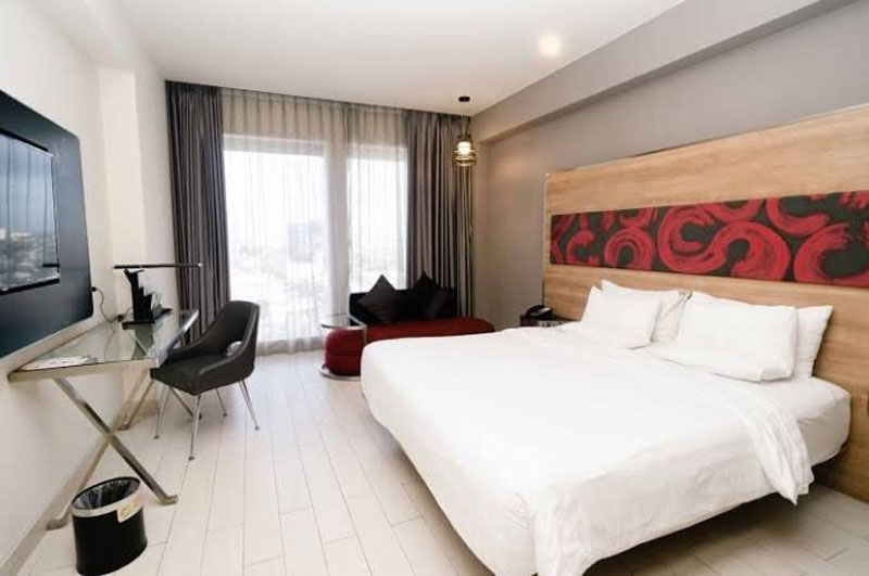 Suasana kamar superior Novotel Pekanbaru dengan desain modern menambah kenyamanan tamu saat menginap.
