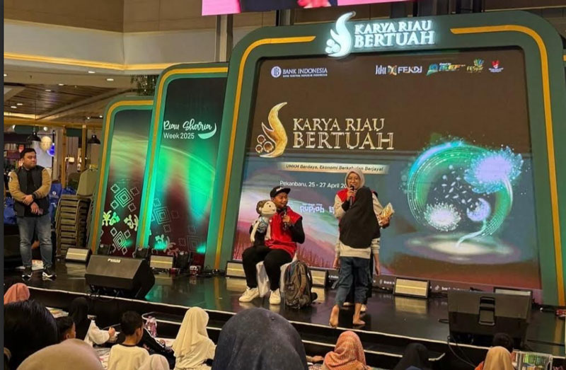 Karya Riau Bertuah 2025 yang berlang&shy;sung di Living World menghadirkan beragam rangkaian acara menarik seperti hiburan dongeng dan lomba mewarnai untuk anak-anak.
