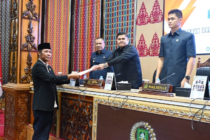 Jubir Banggar DPRD Bengkalis menyerahkan laporannya kepada ketua DPRD Bengkalis Septian Nugraha di ruang sidang paripurna, Senin (28/4/2025)