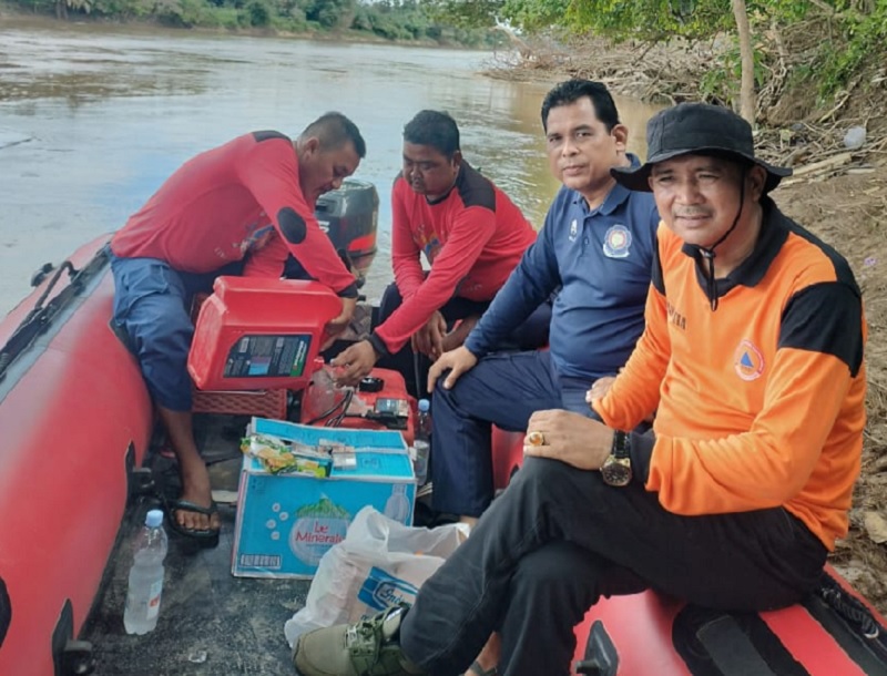 Camat Cerenti Erialis (baju oranye) bersama Tim BPBD dan Damkar Kabupaten Kuantan Singingi melakukan penyisiran Sungai Kuantan, Selasa (29/4/2025).