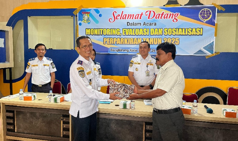 Kadis Perhubungan KamparRefizal menyerahkan reward kepada pengelola parkir di aula kantor Dinas Perhubungan Kabupaten Kampar, Selasa (29/4/2025).