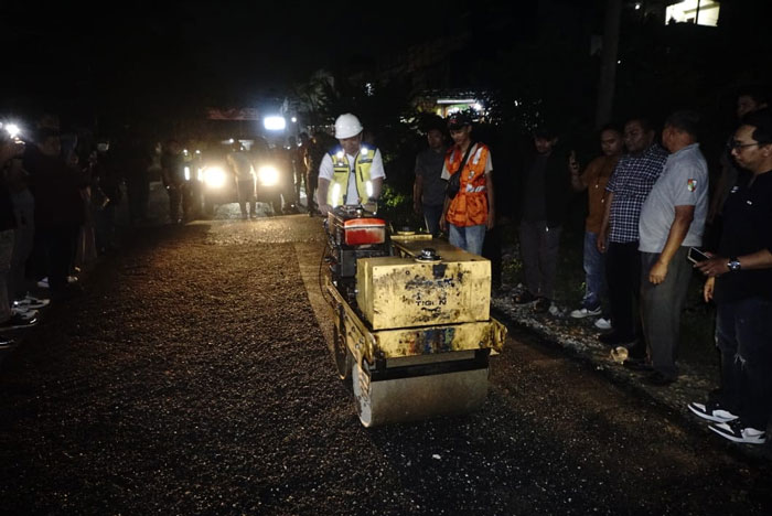 Wakil Wali Kota Pekanbaru Markarius Anwar meninjau kesiapan pengerjaan tambal sulam di Jalan Rambutan serta jalan yang rusak di Kota Pekanbaru, Kamis (20/5/2025) malam.