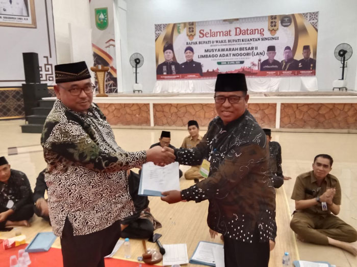Penyerahan berita acara hasil pleno pemilihan ketua umum dari ketua pimpinan sidang pleno Sasriadi Datuk Mangkuto kepada Ketua Panita Mubes Rudianto Datuk Paduko Rajo, Senin (28/4/2025)