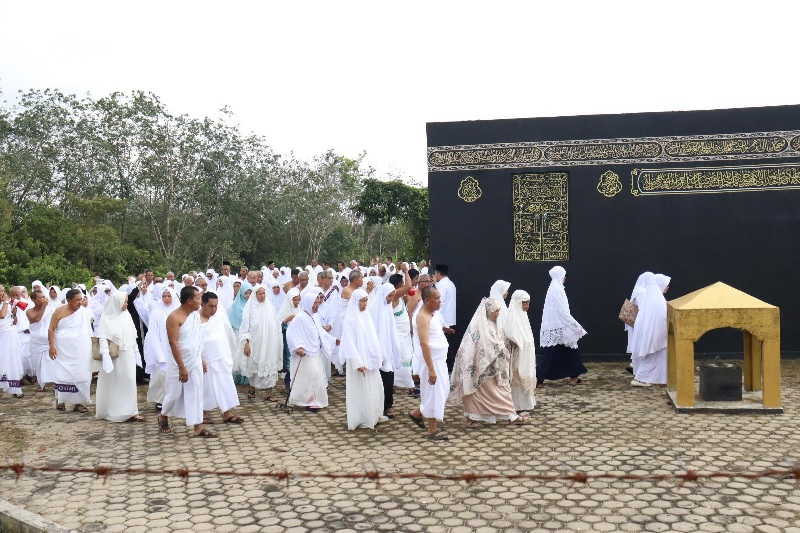 JCH Kuansing mempraktekkan rangkaian ibadah haji di halaman Kemenag Kuansing, Senin (28/4/2025).