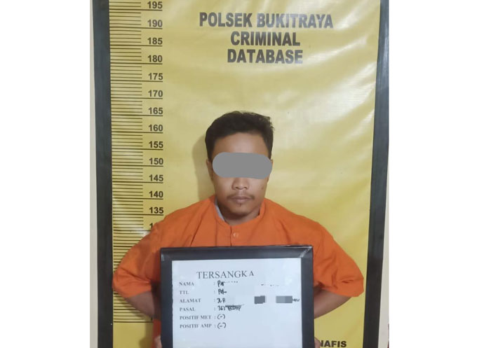 Satu di antara dua pelaku yang mencuri pompa air dan stabilizer saat diamankan di Polsek Bukit Raya Pekanbaru, Selasa (29/4/2025).