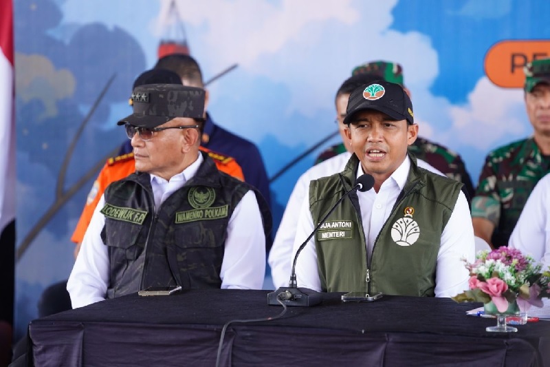 Menteri Kehutanan (Menhut Raja) Juli Antoni minta kewaspadaan semua pihak terhadap ancaman kahutla, kendati di Riau trennya menurun.