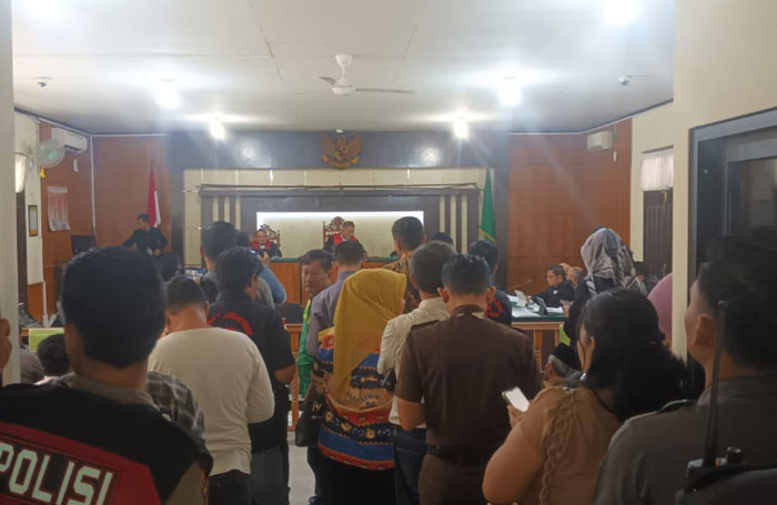 Ruang sidang Risnandar Mahiwa dan Indra Pomi Nasution di PN Pekanbaru penuh sesak pada Selasa (29/4/2025).