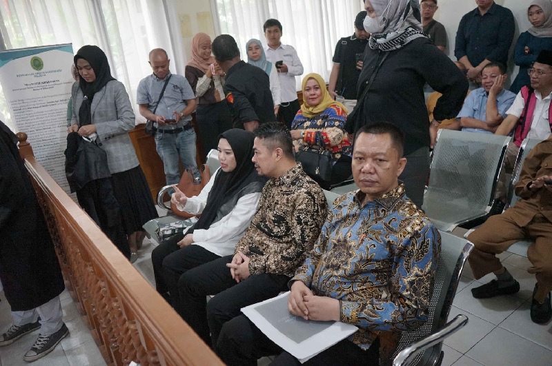 Mantan Pj Wako Pekanbaru Risnandar Mahiwa, eks Sekdako Pekanbaru Indra Pomi Nasution, eks Plt Kabag Umum Setdako Novin Karmila menjalani sidang perdana kasus dugaan korupsi di Pemko Pekanbaru.