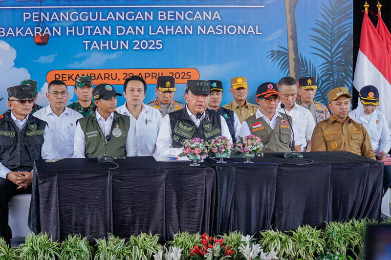 Menteri Koordinator Politik dan Keamanan Budi Gunawan ( tujuh kiri) didampingi Menteri Kehutanan Raja Juli Antoni (empat kiri), Kepala BNPB Letjen TNI Suharyanto.