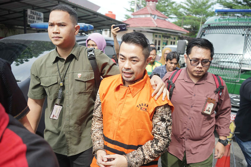 Mantan Penjabat Wali Kota Pekanbaru Risnandar Mahiwa digiring petugas saat akan menjalani sidang perdana  di Pengadilan Negeri Pekanbaru, Selasa (29/4/2025).