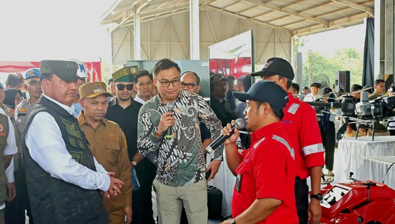 PAPARKAN: WLS Manager RAPP Fransiscus Rudi (tiga kanan) mewakili manajemen RAPP bersama Tim Fire Emergency Response Team (FERT).